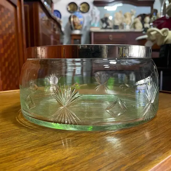 Foto de um(a) Antiga Saladeira Centro De Mesa Art Deco Cristal Loetz Glass, da categoria de Travessas e tigelas. Loetz Glass. Antiga saladeira ou centro de mesa em cristal austríaco, doublé na cor verde rubi, lapidado à mão. Borda em... Mostrado de uma perspectiva diferente. Vendido no marketplace Trésors.