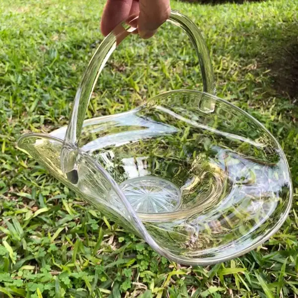 Foto de um(a) Antiga Linda Cesta Vaso Centro De Mesa Em Cristal Francês, da categoria de Centro de mesa. Antiga e linda cesta em finíssimo cristal francês com o fundo estrelado lapidado à mão.Peça muito decorativa, pode ser usada... Mostrado de uma perspectiva diferente. Vendido no marketplace Trésors.