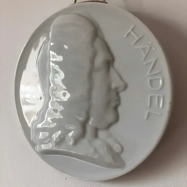 Foto de um(a) Antiga Placa Escultura De Parede Händel Em Porcelana Herend, da categoria de Objetos de parede. Herend. Antiga placa de parede feita à mão em porcelana artística húngara da famosa manufatura Herend. Representando o... Mostrado de uma perspectiva diferente. Vendido no marketplace Trésors.