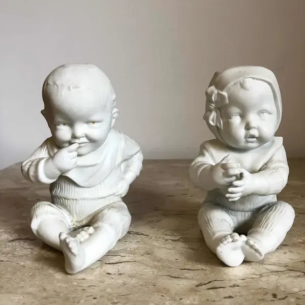 Foto de um(a) Antigo Raro Par Esculturas Bibelôs Bebês Em Biscuit Alemão, da categoria de Escultura. Biscuit, Germany. Antigo e muito colecionável par de bibelôs, feitos à mão em biscuit, representando graciosos bebês, início... Mostrado de uma perspectiva diferente. Vendido no marketplace Trésors.