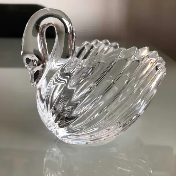 Foto de um(a) Antigo Vaso Bowl Escultura De Cisne Em Cristal, da categoria de Escultura. Linda peça em demi cristal, muito versátil e decorativa. Pode ser usada de diversas maneiras. Medidas 10x12cm. Mostrado de uma perspectiva diferente. Vendido no marketplace Trésors.