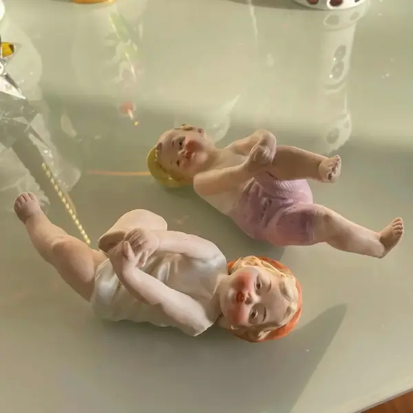 Foto de um(a) Antigo Par Bibelôs Esculturas De Bebês Em Biscuit Alemão, da categoria de Escultura. Antigo par de esculturas artísticas representando bebês, moldadas e pintadas à mão em biscuit alemão. Início do século XX.... Mostrado de uma perspectiva diferente. Vendido no marketplace Trésors.
