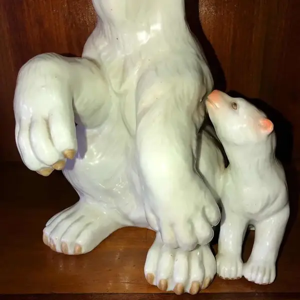 Foto de um(a) Antiga Rara Escultura Bloco Escultórico Urso Polar Porcelana, da categoria de Escultura. Antigo e grande bloco escultórico, feito à mão em porcelana artística alemã representando ursos polares. Peça imponente e... Mostrado de uma perspectiva diferente. Vendido no marketplace Trésors.