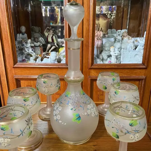 Foto de um(a) Antigo Raro Conjunto Veneziano Garrafa Taças Art Nouveau, da categoria de Jogos de taças e copos. Antigo e lindo conjunto de garrafa com 6 taças satiné em vidro artístico veneziano. Todas as peças são delicadamente... Mostrado de uma perspectiva diferente. Vendido no marketplace Trésors.
