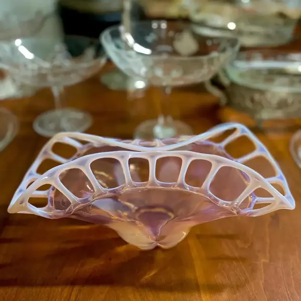 Foto de um(a) Antigo Raro Bowl Centro De Mesa Murano Opalescente Seguso, da categoria de Centro de mesa. Seguso. Para os amantes de peças exclusivas, essa é muito especial. Antigo e incomum centro de mesa/bowl decorativo em... Mostrado de uma perspectiva diferente. Vendido no marketplace Trésors.