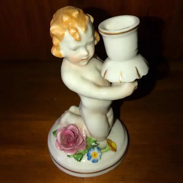 Foto de um(a) Antigo Castiçal Criança Em Porcelana Alemã Von Schierholz, da categoria de Castiçais. Von Schierholz. Antigo e pequeno castiçal, feito e pintado à mão, em porcelana artística alemã. Peça muito delicada e com... Mostrado de uma perspectiva diferente. Vendido no marketplace Trésors.
