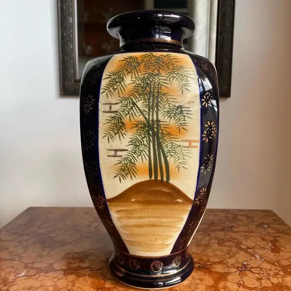 Foto de um(a) Antigo Vaso Jarro Oriental Em Porcelana Japonesa Satsuma, da categoria de Vasos. Antigo vaso Satsuma em porcelana artística japonesa, pintado à mão, decoração com cenas típicas orientais ao redor da peça,... Mostrado de uma perspectiva diferente. Vendido no marketplace Trésors.