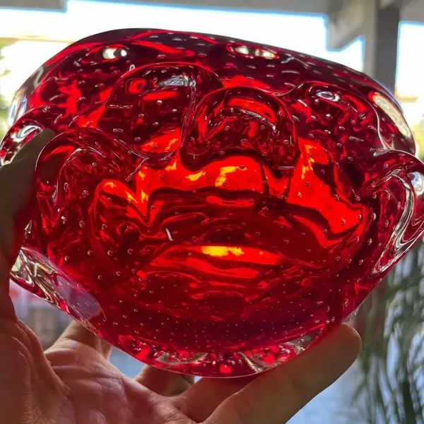 Foto de um(a) Antigo Centro Bowl Vaso Cactus Murano Italiano Art Deco, da categoria de Vasos. Antigo centro de mesa/vaso ou floreira em Murano Italiano vermelho rubi, formato super diferente e versátil, peça toda feita... Mostrado de uma perspectiva diferente. Vendido no marketplace Trésors.