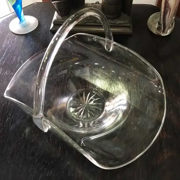 Foto de um(a) Antiga Linda Cesta Vaso Centro De Mesa Em Cristal Francês, da categoria de Centro de mesa. Antiga e linda cesta em finíssimo cristal francês com o fundo estrelado lapidado à mão.Peça muito decorativa, pode ser usada... Mostrado de uma perspectiva diferente. Vendido no marketplace Trésors.