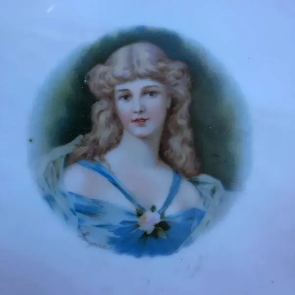 Foto de um(a) Antigo Prato De Parede Bandeja Medalhão Porcelana Italiana, da categoria de Pratos Decorativos. Lindo, grande e em perfeito estado.Pintura feita à mão, assinado. Medidas 23x25cm. Mostrado de uma perspectiva diferente. Vendido no marketplace Trésors.