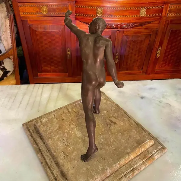 Foto de um(a) Antiga Rara Escultura Gladiador Borghese Em Bronze Francês, da categoria de Escultura. Antiga e expressiva escultura artística representando Gladiador Borghese, em bronze francês, base em mármore. Peça com... Mostrado de uma perspectiva diferente. Vendido no marketplace Trésors.