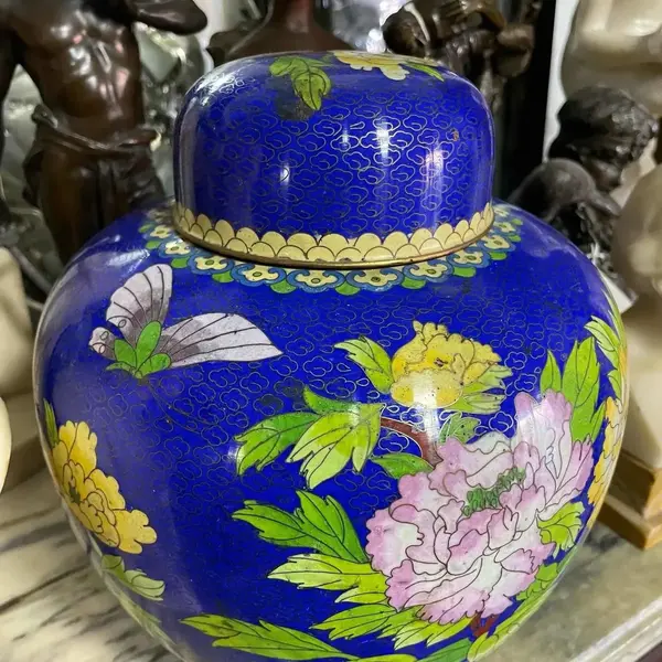 Foto de um(a) Antigo Vaso Potiche Chinês Oriental Em Bronze Cloisonné, da categoria de Vasos e recipientes. Antigo e majestoso potiche bojudo em metal Cloisonné. Peça imponente, com bastante riqueza de detalhes, linda cor azul royal... Mostrado de uma perspectiva diferente. Vendido no marketplace Trésors.