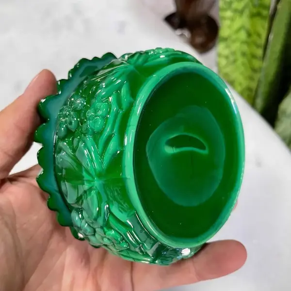Foto de um(a) Antiga Pozeira Caixa Ingrid Malaquita Glass Art Deco Hoffman, da categoria de Cestos e Caixas. Malachite Glass. Ingrid Glass by Heinrich Hoffmann. Antiga caixa porta jóias em vidro artístico de malaquita. Linda... Mostrado de uma perspectiva diferente. Vendido no marketplace Trésors.