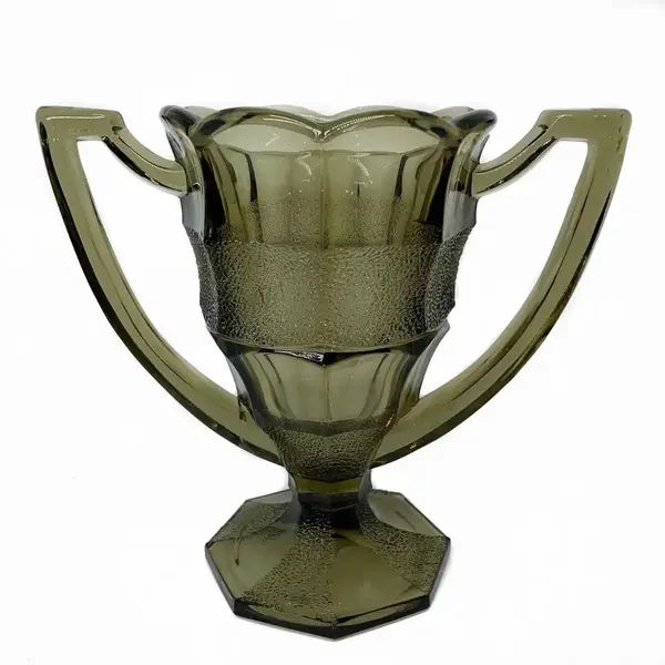 Foto de um(a) Antigo Vaso Art Deco Ânfora Vidro Artístico Walther & Sohne, da categoria de Vasos. Walther & Sohne. Antigo e diferente vaso com alças em vidro artístico de ótima qualidade, moldado e prensado com detalhes em... Vendido no marketplace Trésors.