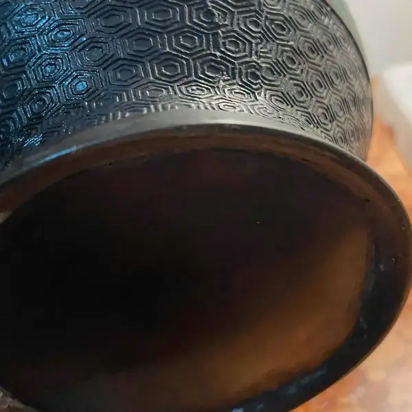 Foto de um(a) Antigo Raro Vaso Com Alças Ânfora Bronze Cloisonné Oriental, da categoria de Vasos. Antigo e lindo vaso com alças em bronze Cloisonné, linda decoração esmaltada à mão ao redor da peça. Início do século XX.... Mostrado de uma perspectiva diferente. Vendido no marketplace Trésors.