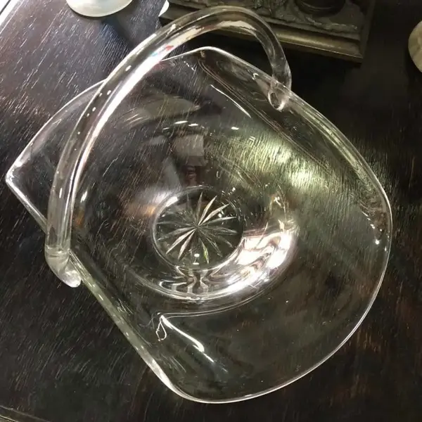 Foto de um(a) Antiga Linda Cesta Vaso Centro De Mesa Em Cristal Francês, da categoria de Centro de mesa. Antiga e linda cesta em finíssimo cristal francês com o fundo estrelado lapidado à mão.Peça muito decorativa, pode ser usada... Mostrado de uma perspectiva diferente. Vendido no marketplace Trésors.