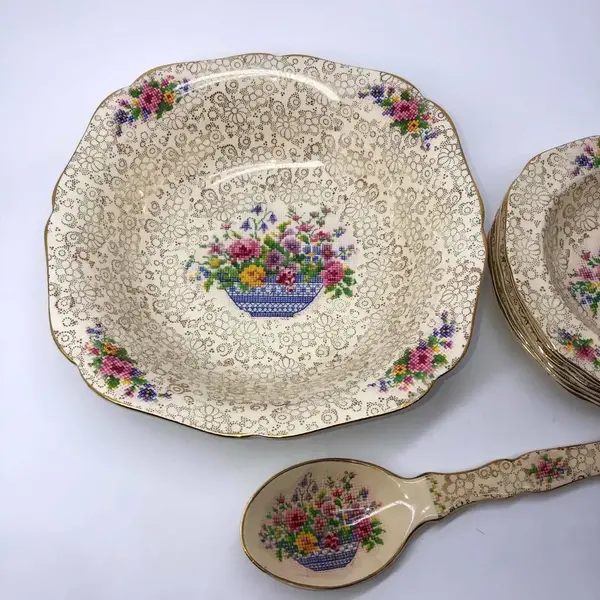 Foto de um(a) Antigo Raro Conjunto Sobremesa Tigela Porcelana Inglesa H&K, da categoria de Travessas e tigelas. H&K Tunstall - Hollinshead & Kirkham. Antigo e lindo conjunto para sobremesa, composto de uma tigela maior, seis tigelinhas... Mostrado de uma perspectiva diferente. Vendido no marketplace Trésors.