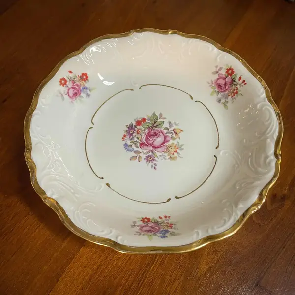 Foto de um(a) Antigo Prato Fruteira Centro De Mesa Porcelana Polonesa Kpm, da categoria de Travessas e tigelas. ~ KPM ~ Receba toda a delicadeza dessa linda peça em porcelana artística polonesa. Ela é uma fruteirinha, ótima para servir... Mostrado de uma perspectiva diferente. Vendido no marketplace Trésors.