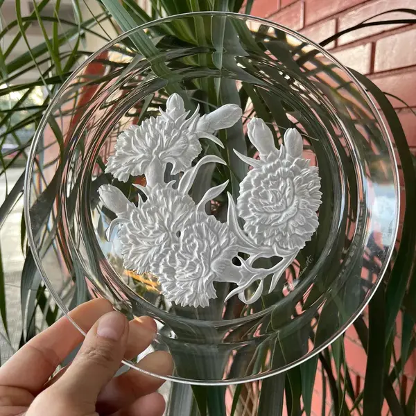 Foto de um(a) Antigo Raro Par Pratos Decorativos Cristal Francês Assinados, da categoria de Pratos Decorativos. Antigo e lindo par de pratos decorativos, em cristal francês, decoração floral lapidada à mão com bastante riqueza de... Mostrado de uma perspectiva diferente. Vendido no marketplace Trésors.