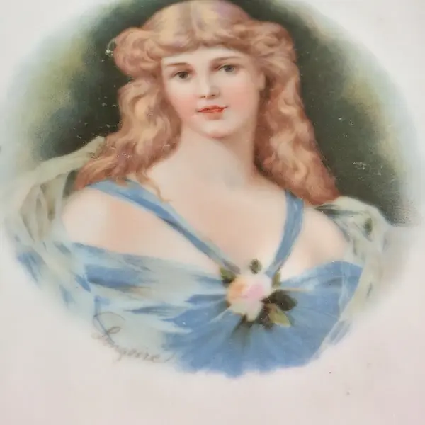 Foto de um(a) Antigo Prato De Parede Bandeja Medalhão Porcelana Italiana, da categoria de Pratos Decorativos. Lindo, grande e em perfeito estado.Pintura feita à mão, assinado. Medidas 23x25cm. Mostrado de uma perspectiva diferente. Vendido no marketplace Trésors.