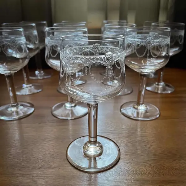 Foto de um(a) Antigo Conjunto 12 Cálices Para Licor Cristal Saint Louis, da categoria de Taças. Quem gosta de um licor? E que tal servir o seu licor favorito em grande estilo? E ainda decorar uma bandeja ou cristaleira... Mostrado de uma perspectiva diferente. Vendido no marketplace Trésors.