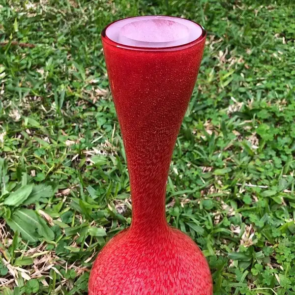 Foto de um(a) Antigo Grande Jarro Vaso Art Deco Murano Italiano Vermelho, da categoria de Vasos. Lindo vaso em Murano italiano feito à mão. Peça imponente.Período Art Deco. Cores vivas e brilhantes, muito decorativo. ... Mostrado de uma perspectiva diferente. Vendido no marketplace Trésors.