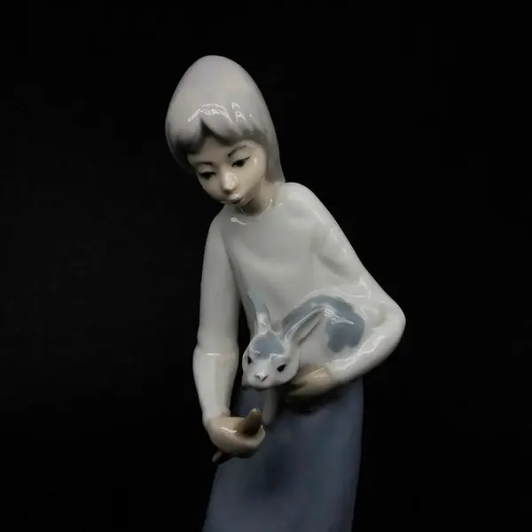 Foto de um(a) Antiga Escultura Dama Com Coelho Porcelana Espanhola Casades, da categoria de Escultura. Antiga e linda escultura em porcelana artística espanhola, representando jovem alimentando coelho, manufatura Casades,... Mostrado de uma perspectiva diferente. Vendido no marketplace Trésors.