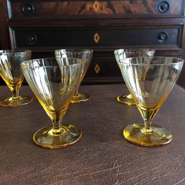 Foto de um(a) Antigo Conjunto Com 6 Cálices Venezianos Cristal Amarelo, da categoria de Taças. Conjunto com 6 cálices venezianos em delicado cristal soufflé gomado, no tom amarelo. Impecáveis. Altura 8,5cm. Mostrado de uma perspectiva diferente. Vendido no marketplace Trésors.