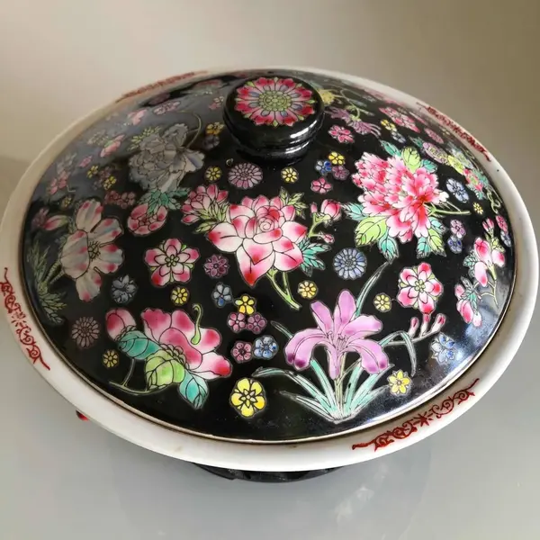 Foto de um(a) Antiga Caixa Sopeira Centro De Mesa Oriental Porcelana China, da categoria de Terrinas de sopa. Antiga e grande caixa oriental, pode ser uma sopeira ou centro de mesa. Em porcelana chinesa com belíssima decoração floral... Mostrado de uma perspectiva diferente. Vendido no marketplace Trésors.