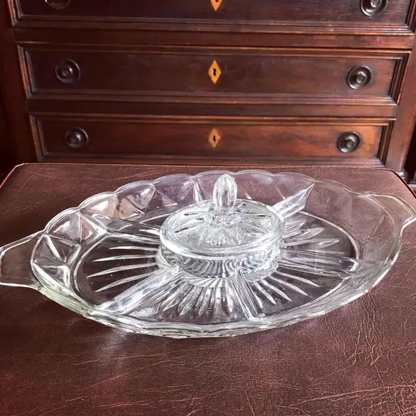 Foto de um(a) Antiga Petisqueira Art Deco Em Cristal Francês, da categoria de Travessas e tigelas. Antiga e linda petisqueira em cristal francês. Impecável e toda original. Medidas 35 x 20cm. Mostrado de uma perspectiva diferente. Vendido no marketplace Trésors.