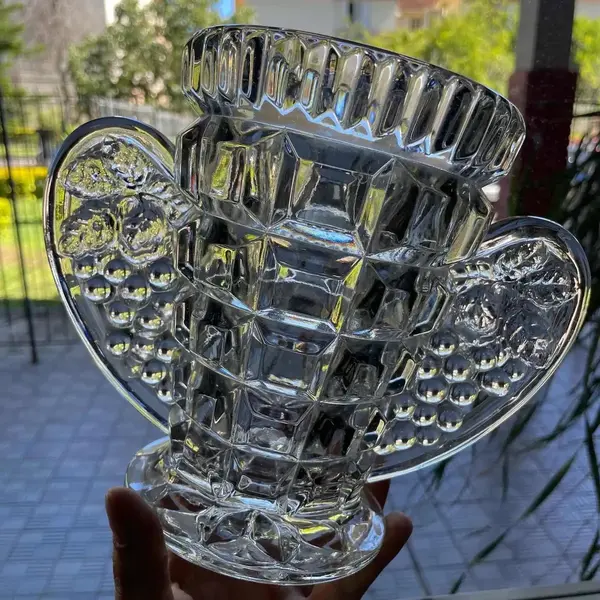 Foto de um(a) Antigo Raro Vaso Art Deco Em Vidro Tcheco Libochovice Glass, da categoria de Vasos. Libochovice Glass - Tchecoslováquia. Antigo e raro vaso em vidro artístico com incrível lapidação diamante e alças com... Mostrado de uma perspectiva diferente. Vendido no marketplace Trésors.