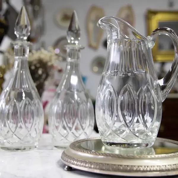 Foto de um(a) Antigo Conjunto Garrafa Licoreira Jarra Em Cristal Baccarat, da categoria de Garrafas, potes e jarros. Puro cristal francês ~ Baccarat ~Antigo e elegante conjunto com três peças para servir, sendo duas garrafas licoreiras e uma... Mostrado de uma perspectiva diferente. Vendido no marketplace Trésors.