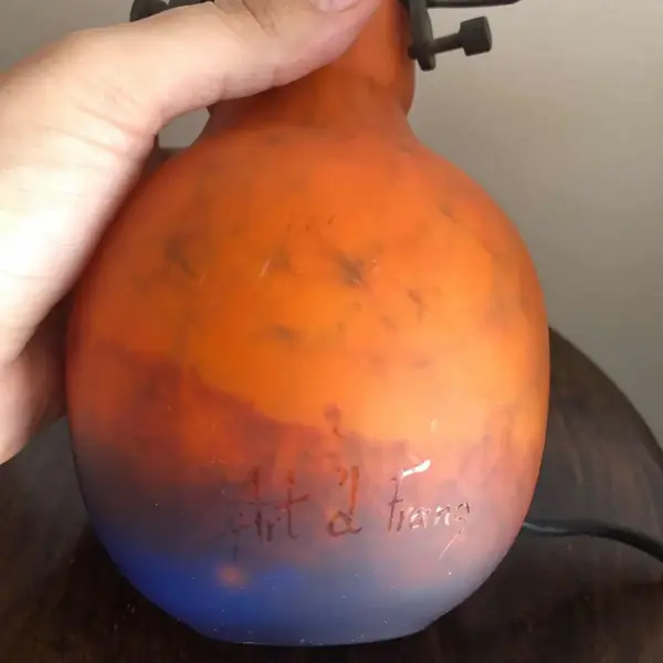 Foto de um(a) Antigo Abajur Luminária Mesa Art Deco Murano Pâte De Verre, da categoria de Abajures. Antiga luminária Art Deco artística, ricamente moldado a mão em pâte de verre, assinado Art’d Frans. Década de 1950.... Mostrado de uma perspectiva diferente. Vendido no marketplace Trésors.