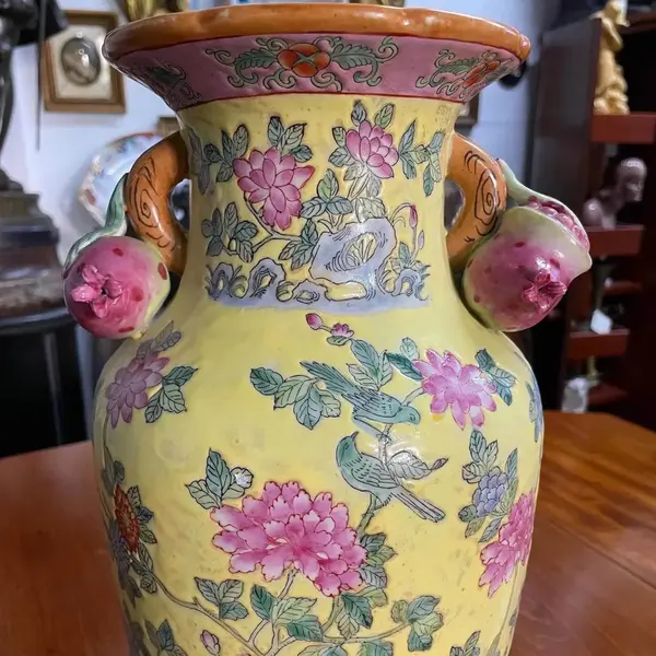 Foto de um(a) Antigo Raro Par Vaso Jarro Oriental Em Porcelana Japonesa, da categoria de Vasos. Antigo e especial par de vasos orientais em porcelana artística japonesa. Ricamente pintados à mão, decoração com flores e... Mostrado de uma perspectiva diferente. Vendido no marketplace Trésors.