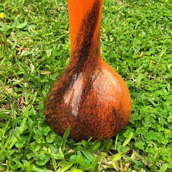 Foto de um(a) Antigo Jarro Vaso Alto Solitário Em Murano Italiano Laranja, da categoria de Vasos. Lindo vaso em Murano italiano feito à mão. Peça imponente. Período Art Deco. Cores vivas e brilhantes, muito decorativo. ... Mostrado de uma perspectiva diferente. Vendido no marketplace Trésors.
