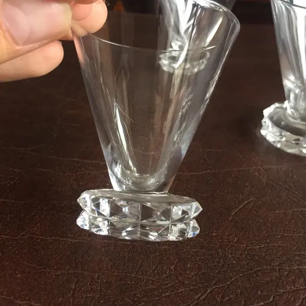 Foto de um(a) Conjunto Cálices Copinhos Em Cristal Francês Saint Louis, da categoria de Copos e taças. 5 antigos copinhos para licor em cristal francês saint louis, selados no fundo, em perfeito estado. Mostrado de uma perspectiva diferente. Vendido no marketplace Trésors.