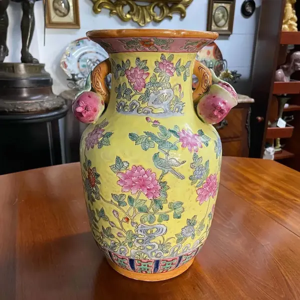 Foto de um(a) Antigo Raro Par Vaso Jarro Oriental Em Porcelana Japonesa, da categoria de Vasos. Antigo e especial par de vasos orientais em porcelana artística japonesa. Ricamente pintados à mão, decoração com flores e... Mostrado de uma perspectiva diferente. Vendido no marketplace Trésors.