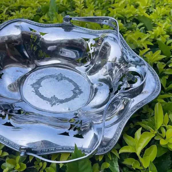 Foto de um(a) Wilcox Silver Antigo Raro Centro De Mesa Cesta Prata Inglesa, da categoria de Centro de mesa. Wilcox Silver Plate Co. Antigo centro de mesa, cesta em metal inglês espessurado a prata. Peça de ótima qualidade e toda... Mostrado de uma perspectiva diferente. Vendido no marketplace Trésors.