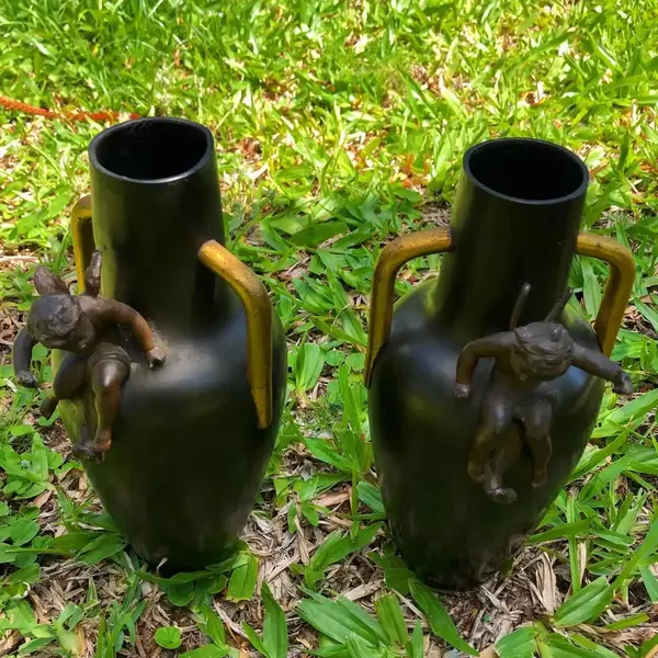 Foto de um(a) Antigo Raro Par De Esculturas Vasos Fada Anjo Bronze Francês, da categoria de Vasos. Antigo e lindo par de vasos/esculturas em bronze francês, em uma das peças temos um anjo e do outro uma fada. Peças de ótima... Mostrado de uma perspectiva diferente. Vendido no marketplace Trésors.