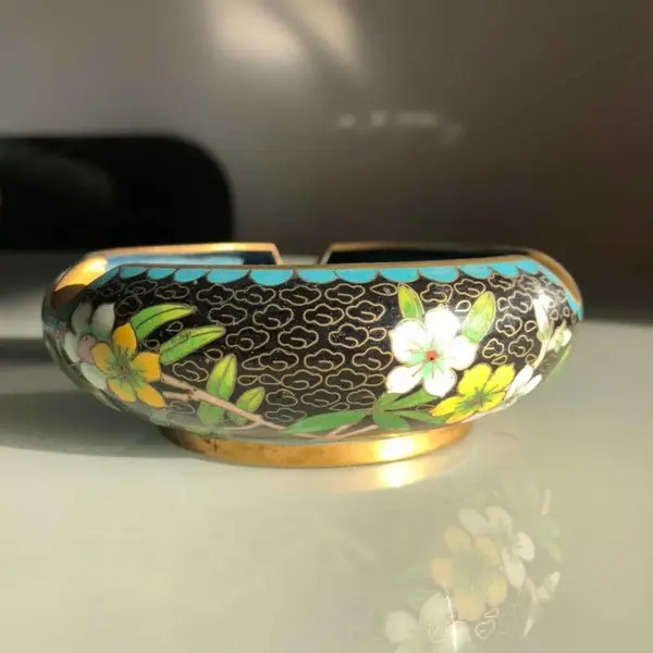 Foto de um(a) Antigo Trio De Cinzeiros Orientais Em Bronze Cloisonné, da categoria de Cinzeiros. Antigos e lindos cinzeiros orientais feitos à mão em Cloisonné. Decorados com flores e folhagens, com esmalte azul na parte... Mostrado de uma perspectiva diferente. Vendido no marketplace Trésors.
