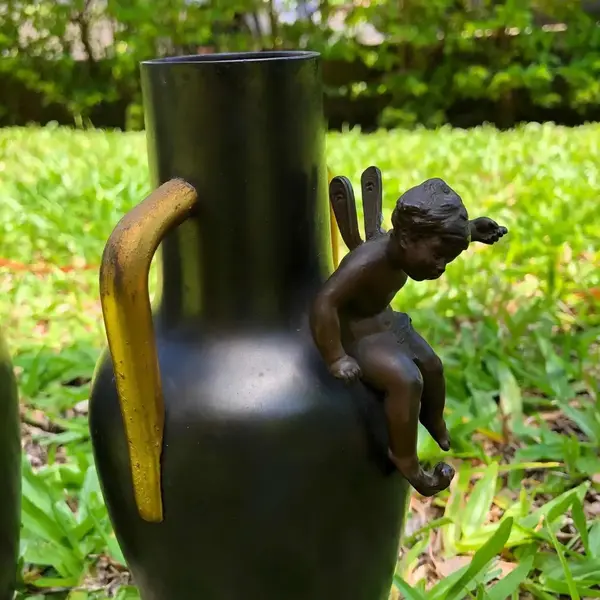 Foto de um(a) Antigo Raro Par De Esculturas Vasos Fada Anjo Bronze Francês, da categoria de Vasos. Antigo e lindo par de vasos/esculturas em bronze francês, em uma das peças temos um anjo e do outro uma fada. Peças de ótima... Mostrado de uma perspectiva diferente. Vendido no marketplace Trésors.