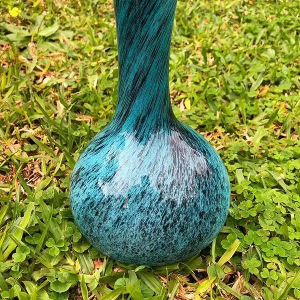 Foto de um(a) Antigo Jarro Vaso Solitário Em Murano Italiano Feito À Mão, da categoria de Vasos. Lindo vaso em Murano italiano feito à mão. Peça imponente. Período Art Deco. Cores vivas e brilhantes, muito decorativo. ... Mostrado de uma perspectiva diferente. Vendido no marketplace Trésors.