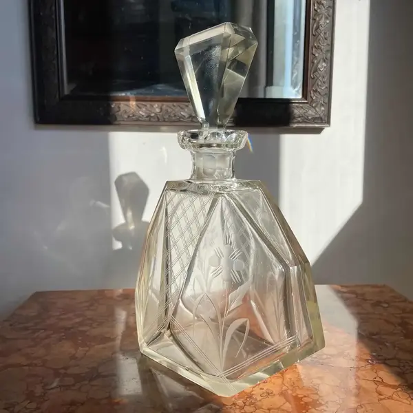 Foto de um(a) Antiga Garrafa Licoreira Art Deco Cristal Tcheco Karl Palda, da categoria de Garrafas. Karl Palda. Antiga e especial garrafa em cristal tcheco facetado, toda lapidada à mão. Delicada lapidação com flores.... Mostrado de uma perspectiva diferente. Vendido no marketplace Trésors.