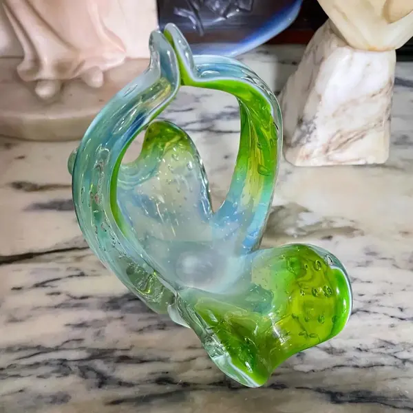 Foto de um(a) Antiga Cesta Decorativa Bowl Murano Italiano Opalescente, da categoria de Centro de mesa. Antiga cesta decorativa em legítimo Murano Italiano, cor verde rubi e detalhes opalescente, peça feita à mão. Período Art... Mostrado de uma perspectiva diferente. Vendido no marketplace Trésors.