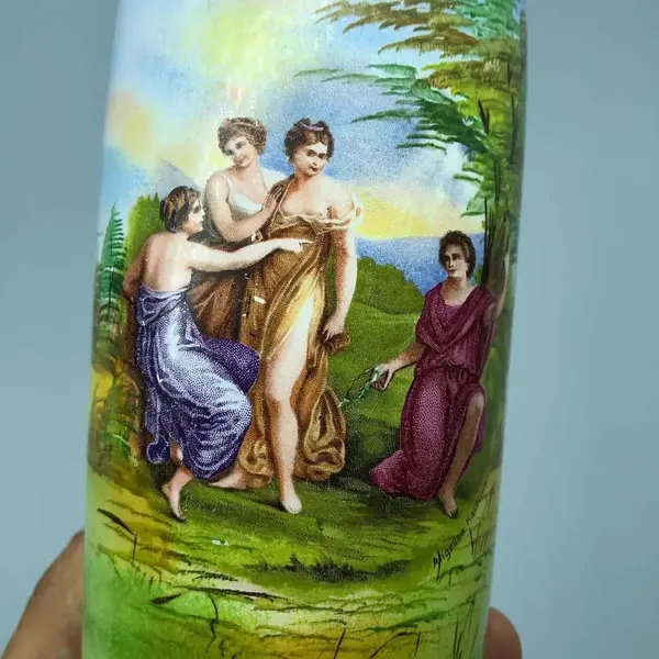 Foto de um(a) Antigo Raro Vaso Jarro Em Porcelana Austríaca Joseph Strnact, da categoria de Vasos. JS - Joseph Strnact. Antigo e lindo vasinho artístico em porcelana austríaca. Pintado à mão. Cada lado da peça tem uma cena... Mostrado de uma perspectiva diferente. Vendido no marketplace Trésors.