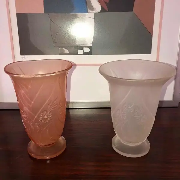 Foto de um(a) Antigo Par Vasos Satiné Art Deco Vidro Artístico Francês, da categoria de Vasos. Antigos e lindos vasos franceses em vidro artístico, ricamente moldado e prensando a ácido. Período Art Deco. Década de... Mostrado de uma perspectiva diferente. Vendido no marketplace Trésors.