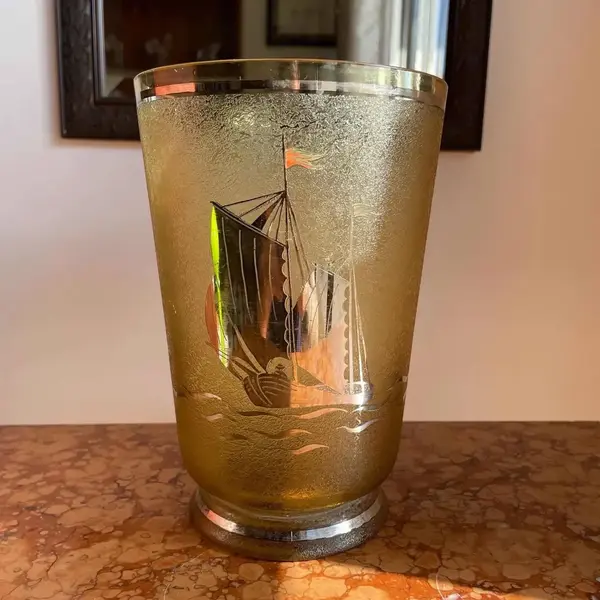Foto de um(a) Antigo Vaso Art Deco Em Cristal Francês E Barco Em Prata, da categoria de Vasos. Antigo e super diferente vaso artístico em cristal francês, decoração marítima com barco feito à mão em folha de prata... Mostrado de uma perspectiva diferente. Vendido no marketplace Trésors.
