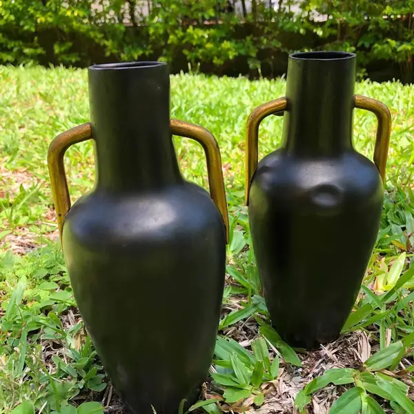 Foto de um(a) Antigo Raro Par De Esculturas Vasos Fada Anjo Bronze Francês, da categoria de Vasos. Antigo e lindo par de vasos/esculturas em bronze francês, em uma das peças temos um anjo e do outro uma fada. Peças de ótima... Mostrado de uma perspectiva diferente. Vendido no marketplace Trésors.