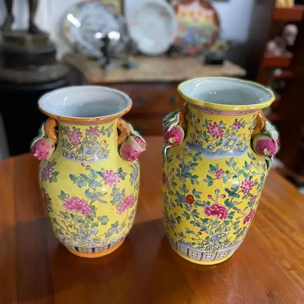 Foto de um(a) Antigo Raro Par Vaso Jarro Oriental Em Porcelana Japonesa, da categoria de Vasos. Antigo e especial par de vasos orientais em porcelana artística japonesa. Ricamente pintados à mão, decoração com flores e... Mostrado de uma perspectiva diferente. Vendido no marketplace Trésors.