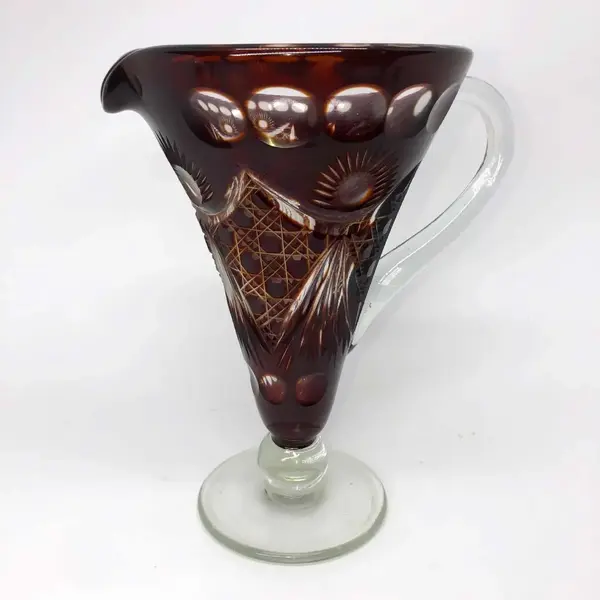 Foto de um(a) Antiga Jarra Em Cristal Baccarat Cor Vermelho Rubi Lapidado, da categoria de Jarros. Antiga jarra em cristal Baccarat na cor vermelho rubi, ricamente lapidado à mão, como uma jóia.Medidas 24x22cm. Mostrado de uma perspectiva diferente. Vendido no marketplace Trésors.